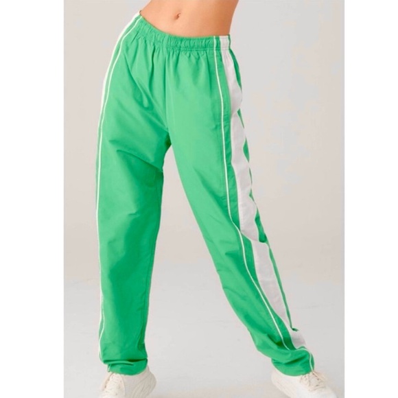 ALO Yoga Pants - ALO Yoga Vibrant Green Track pants
